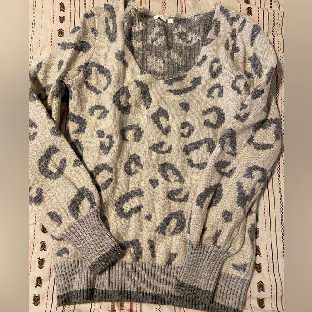 Sweater great condition worn 1 time. Maurices